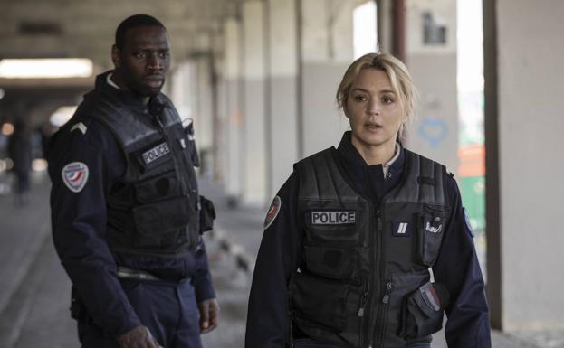 Omar Sy y Virginie Efira en 'Police'.