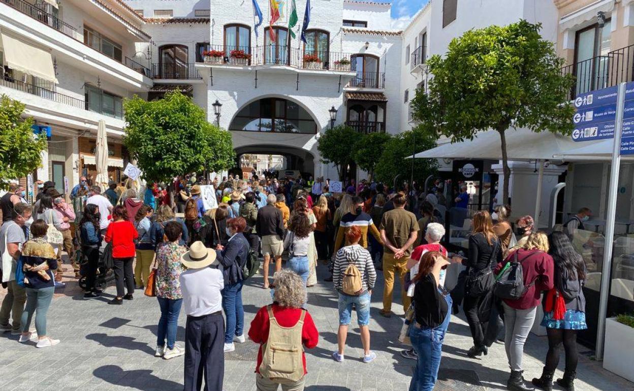 Protesta ciudadana contra el proyecto, este jueves frente al Ayuntamiento nerjeño. 