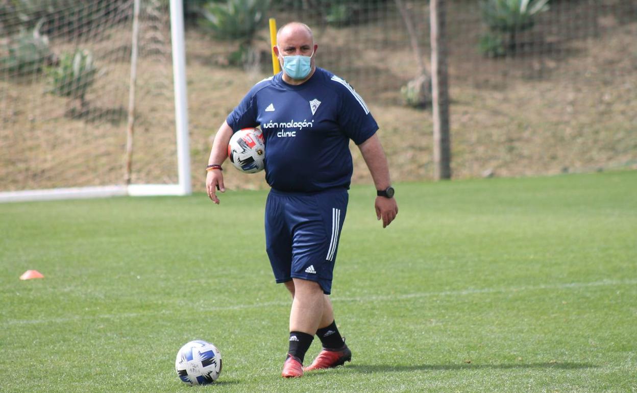 Abraham García, durante un entrenamiento del Marbella.