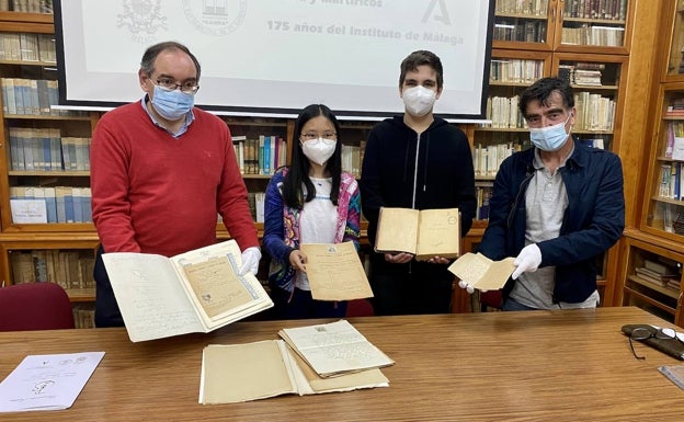 Victor Heredia y Rafael Maldonado, junto a Nicolás y Lucía mostrando los documentos hallados.