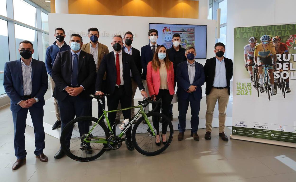 Representantes institucionales y organizadores, con una bicicleta, este viernes en la presentación. 