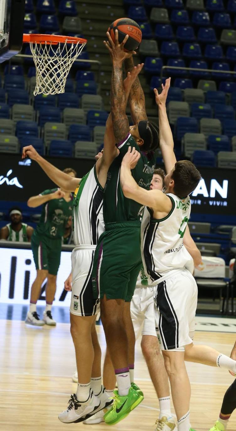 El Unicaja recibió al conjunto de Badalona en el Martín Carpena 