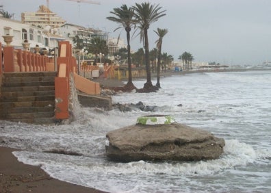 Imagen secundaria 1 - Las playas de Santa Ana, Malapesquera, Bil-Bil y Arroyo de la Miel son vulnerables a los temporales. Arriba, este año. Abajo, en 2007 y 2002 