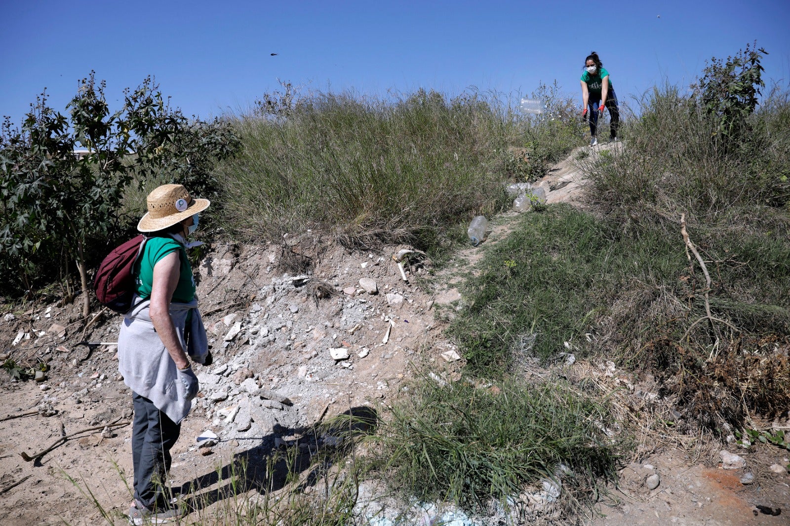 Medio centenar de voluntarios participan en una nueva recogida de residuos convocada por la plataforma Bosque Urbano y AndaLimpia