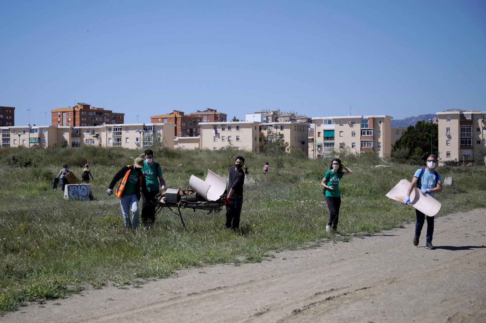 Medio centenar de voluntarios participan en una nueva recogida de residuos convocada por la plataforma Bosque Urbano y AndaLimpia