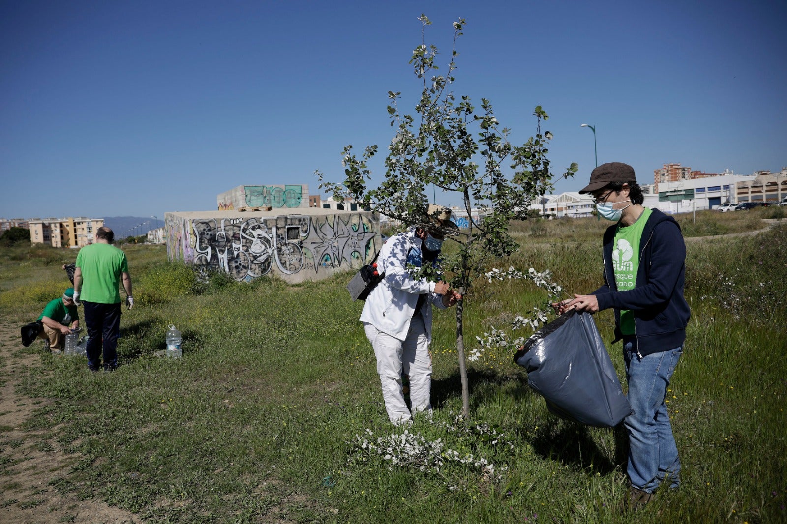 Medio centenar de voluntarios participan en una nueva recogida de residuos convocada por la plataforma Bosque Urbano y AndaLimpia