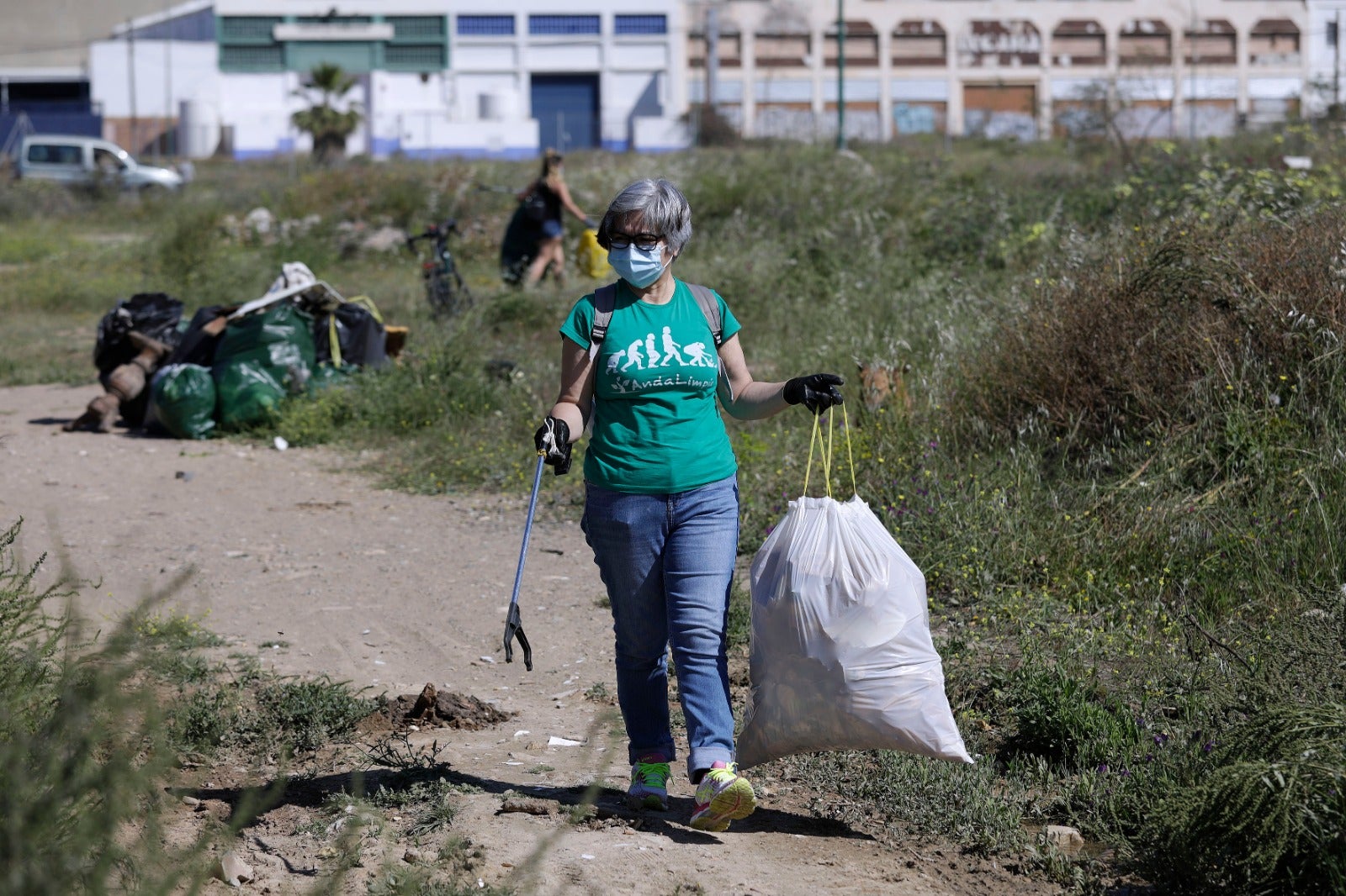 Medio centenar de voluntarios participan en una nueva recogida de residuos convocada por la plataforma Bosque Urbano y AndaLimpia