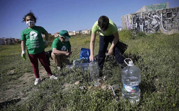 Han instalado un sistema de riego para plantones sembrados meses atrás mediante botellas de plástico. 