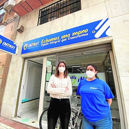 irginia Iglesias y Carmen Peña posan junto a la entrada del centro diurno de personas sin hogar de INPAVI.