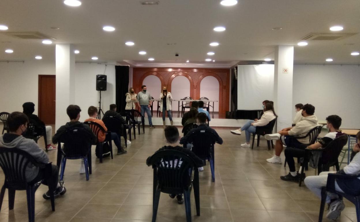 Primera reunión de la asociación de jóvenes de Guaro.