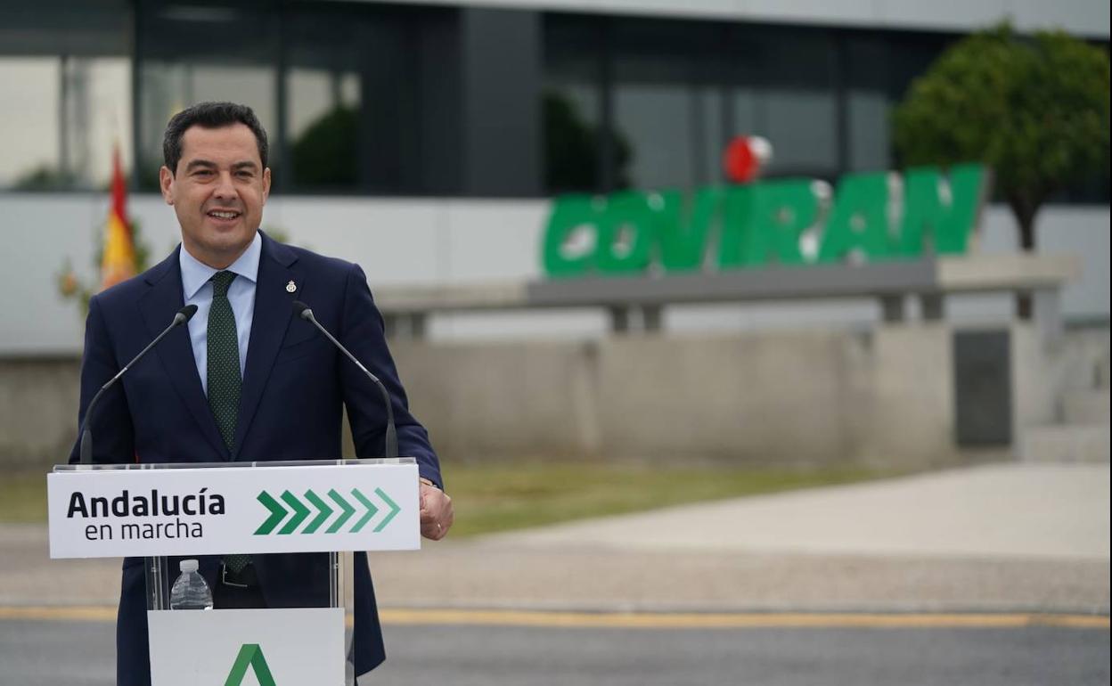 Juanma Moreno, este lunes en Covirán.