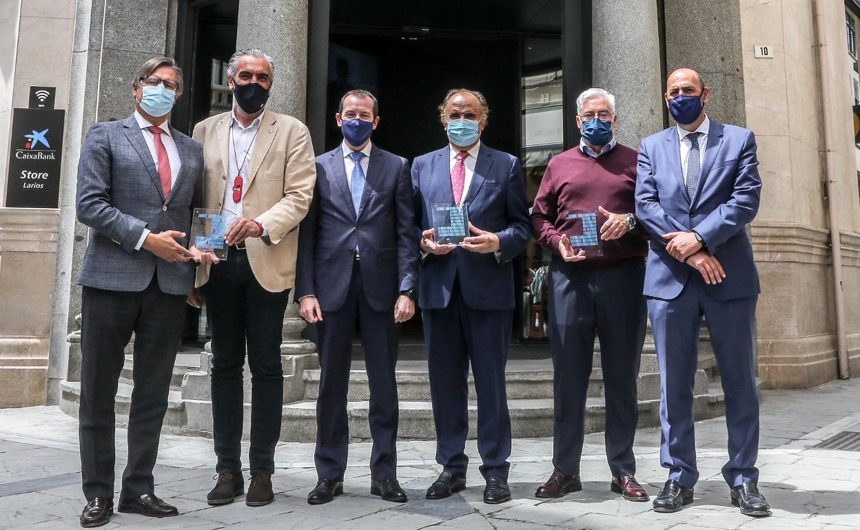 Foto de familia de los premiados por Caixabank. 