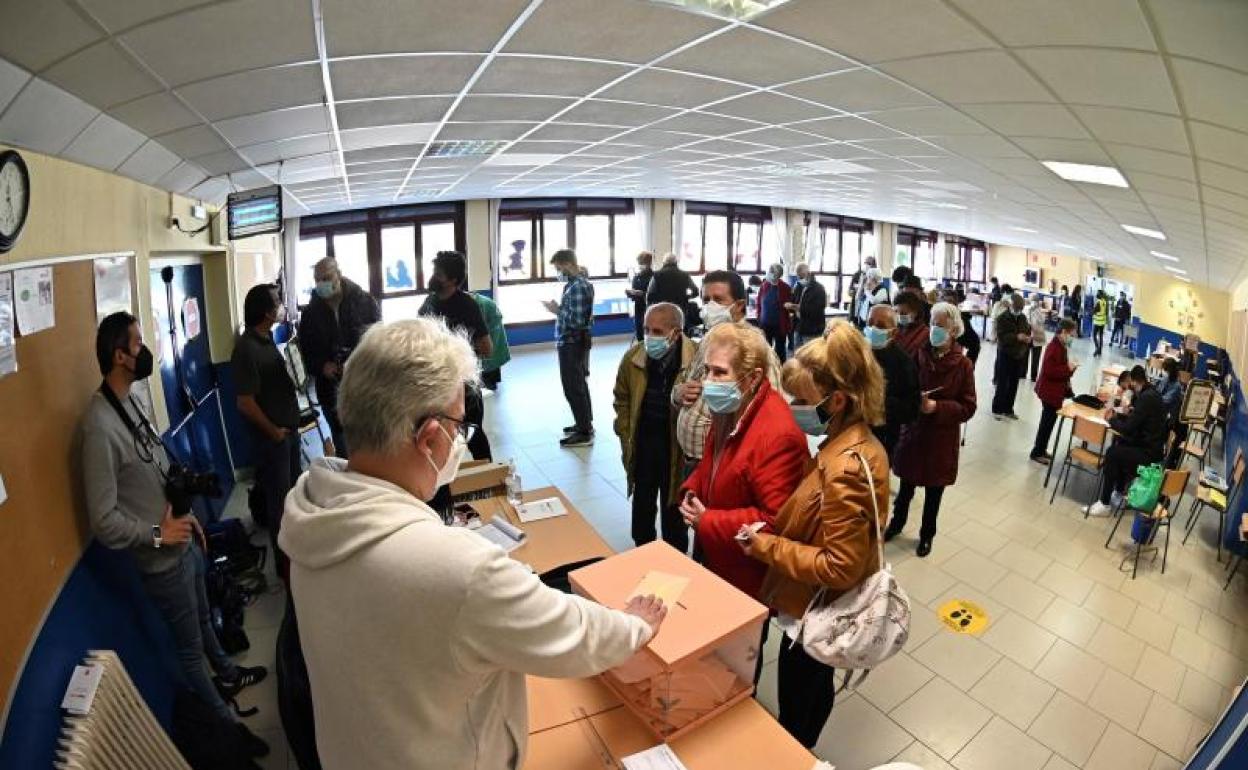 otantes ejercen su derecho al voto en el Colegio Pinar del Rey en Madrid