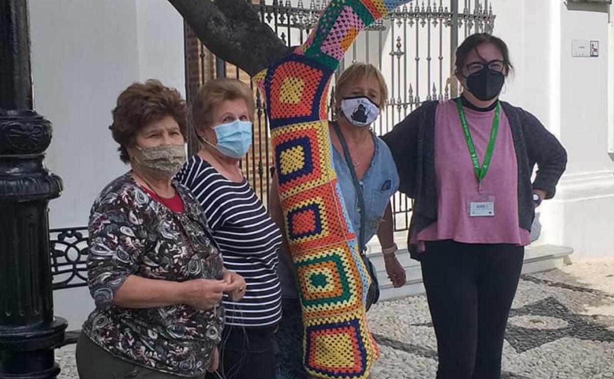 Varias vecinas participantes posan junto a una de sus creaciones. 