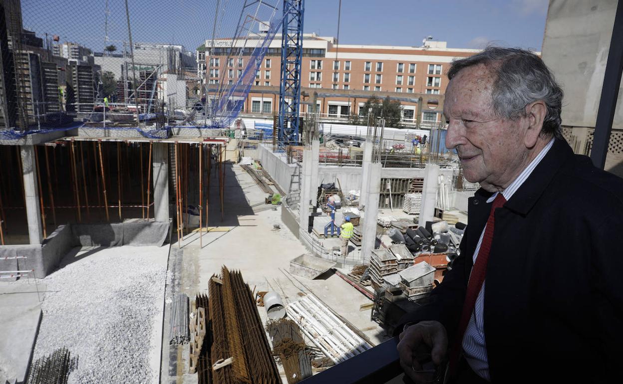 Rafael Moneo, con las obras del hotel, el edificio comercial y la 'nueva' Mundial, al fondo. 