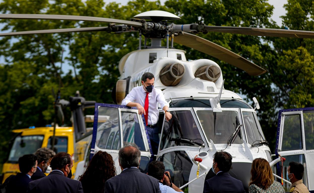 El presidente, Juanma Moreno, ayer en la presentación del nuevo equipamiento del Infoca en Sevilla.