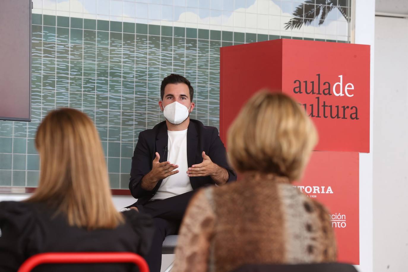 El escritor Javier Castillo, en el Aula de Cultura de SUR. 