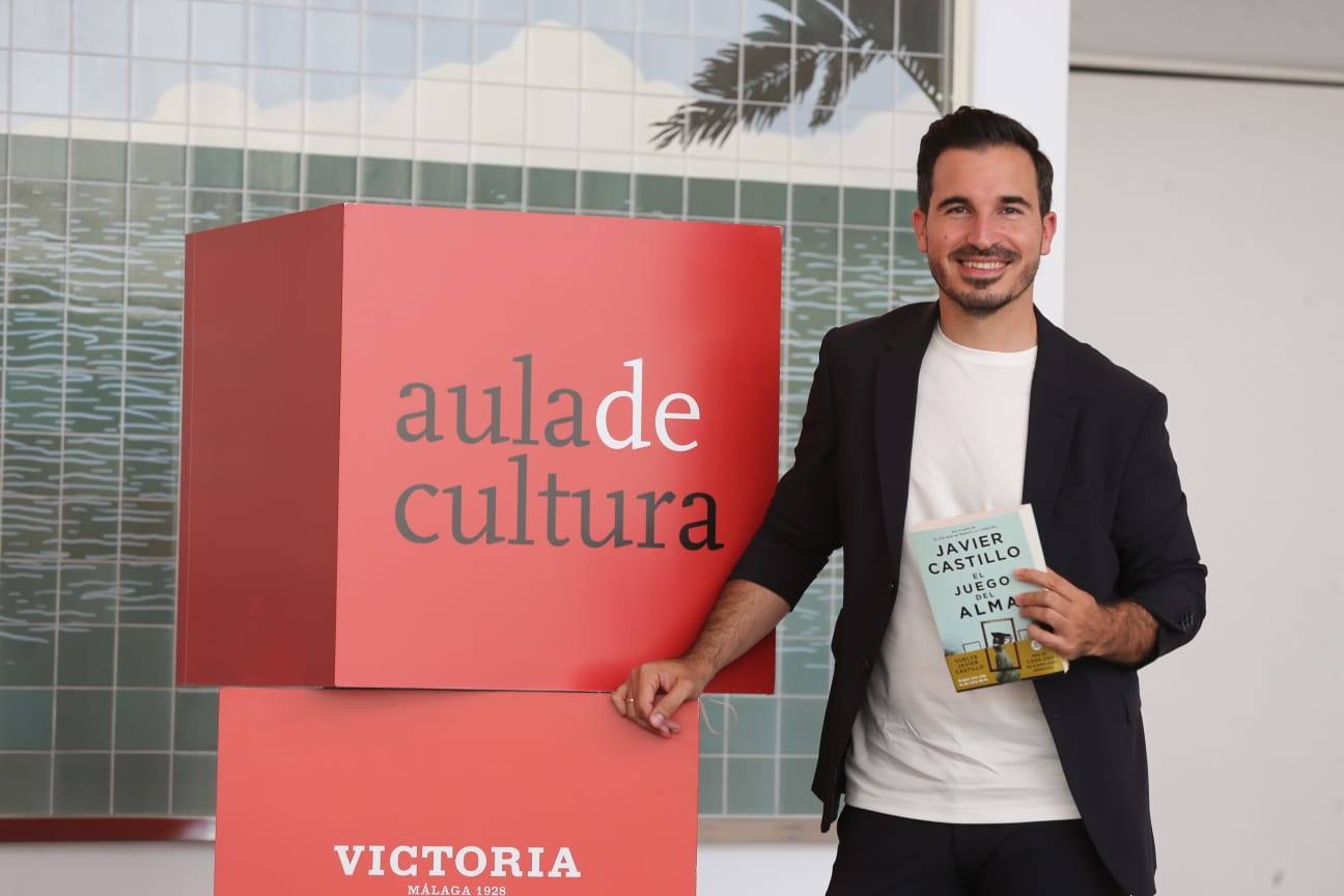 El escritor Javier Castillo, en el Aula de Cultura de SUR. 