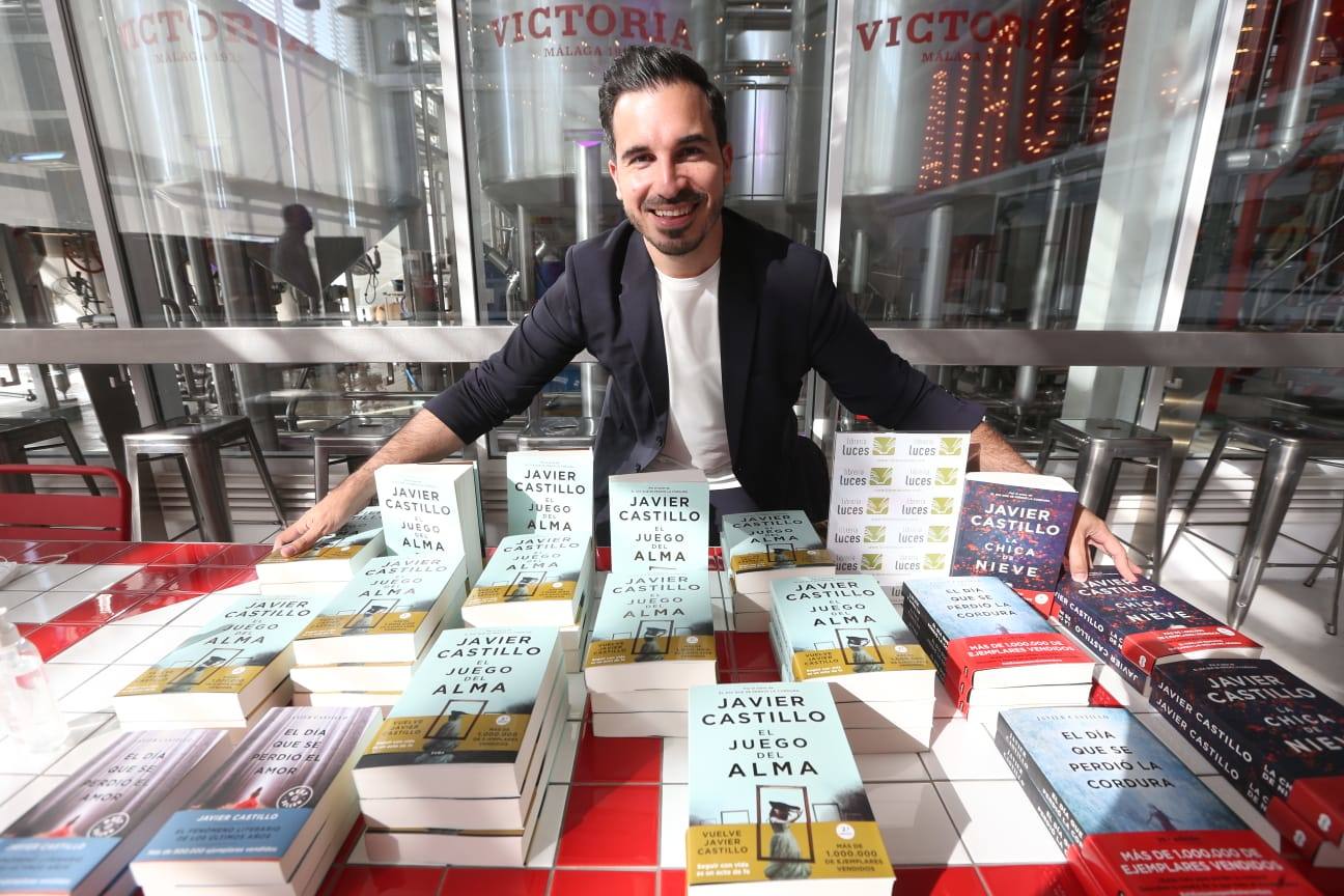 El escritor Javier Castillo, en el Aula de Cultura de SUR. 