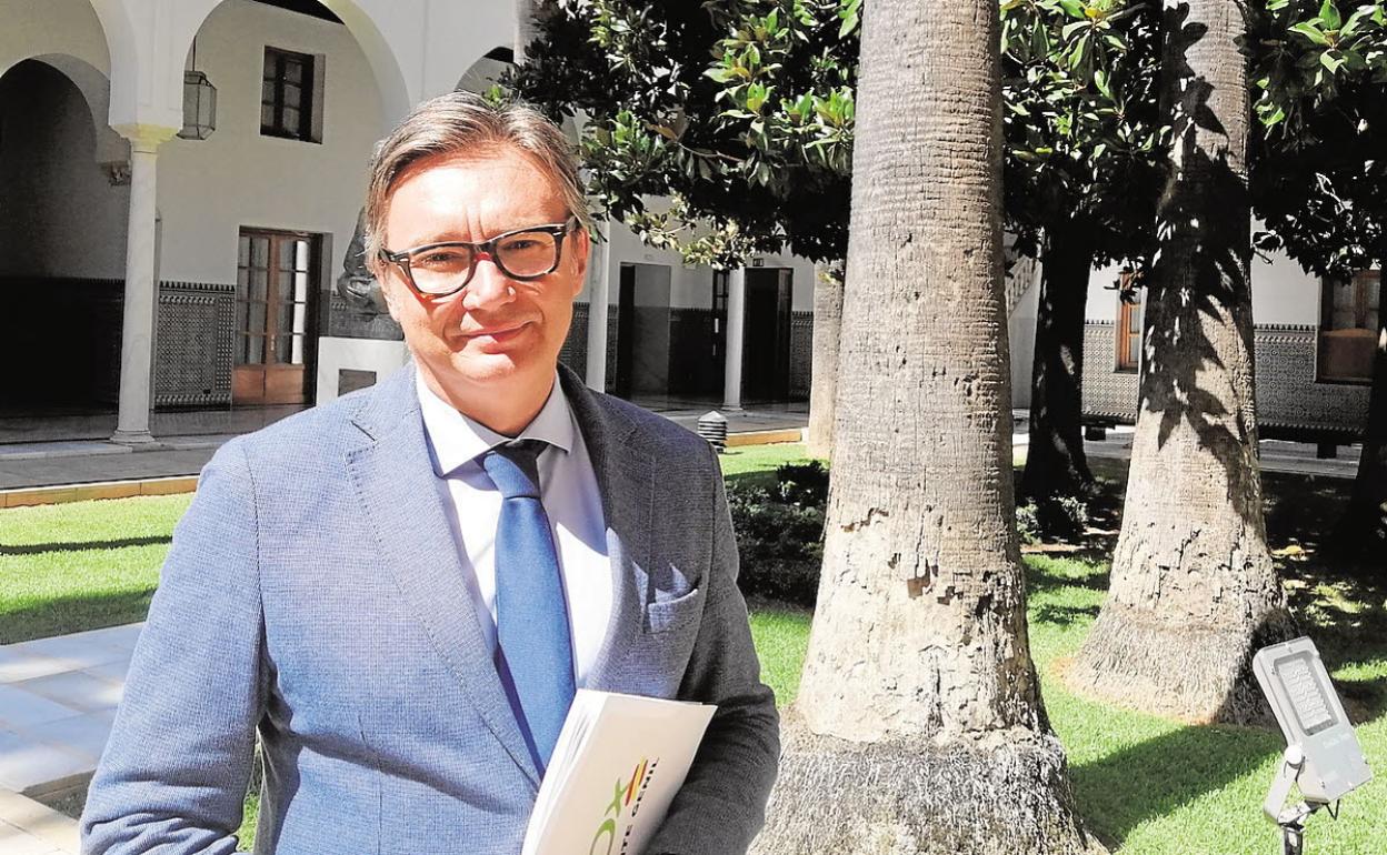 Manuel Gavira, en uno de los patios del Parlamento