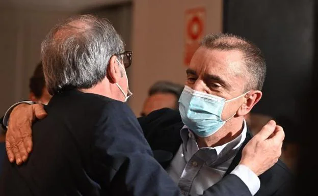 José Manuel Franco abrazo a Ángel Gabilondo el pasado martes. 