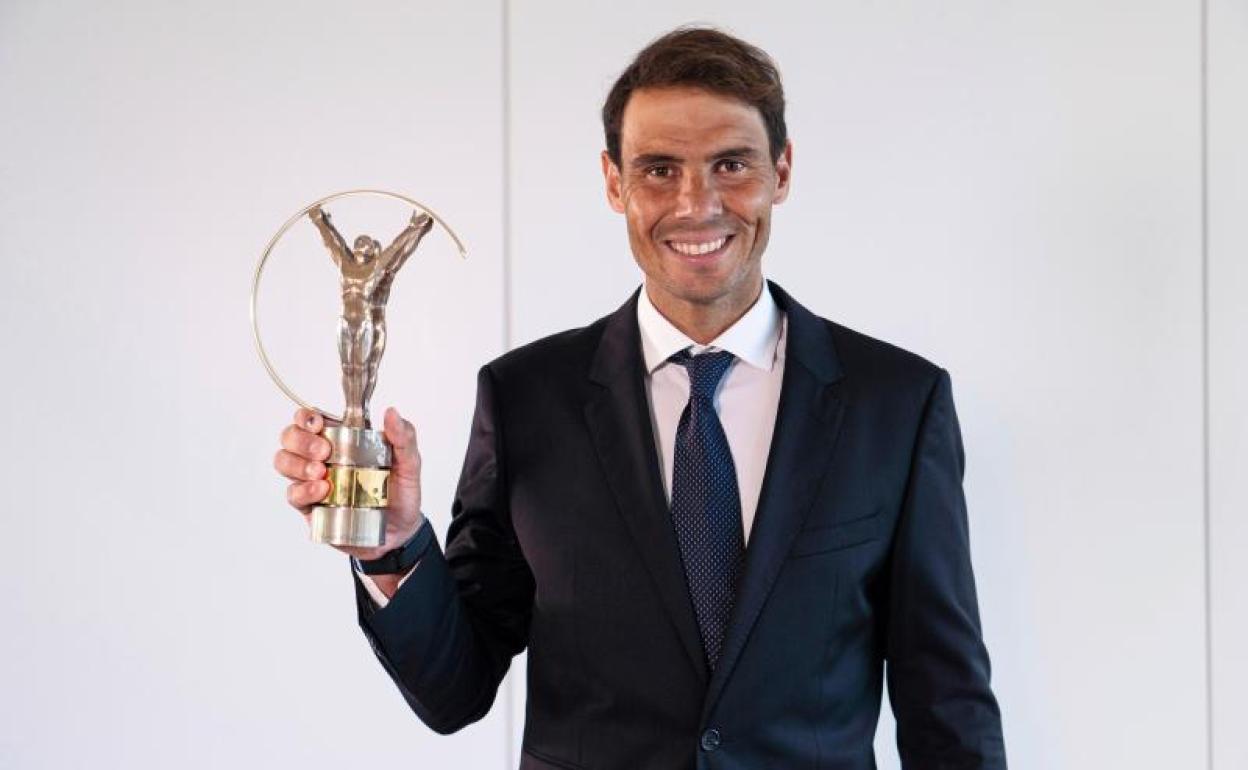 Rafa Nadal posa con el Laureus al deportista individual del año.