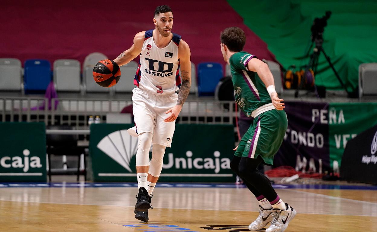 Vildoza, defendido por Ferrari, durante el Unicaja-Baskonia de esta temporada. 