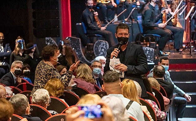 Banderas se acerca a saludar a Mercedes en el Teatro del Soho CaixaBank. 