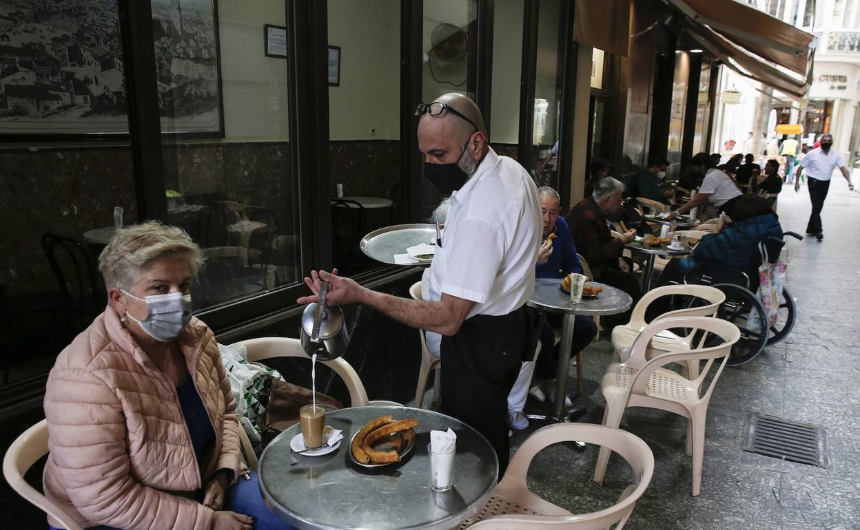 Terraza de una cafetería en el Centro de Málaga. 