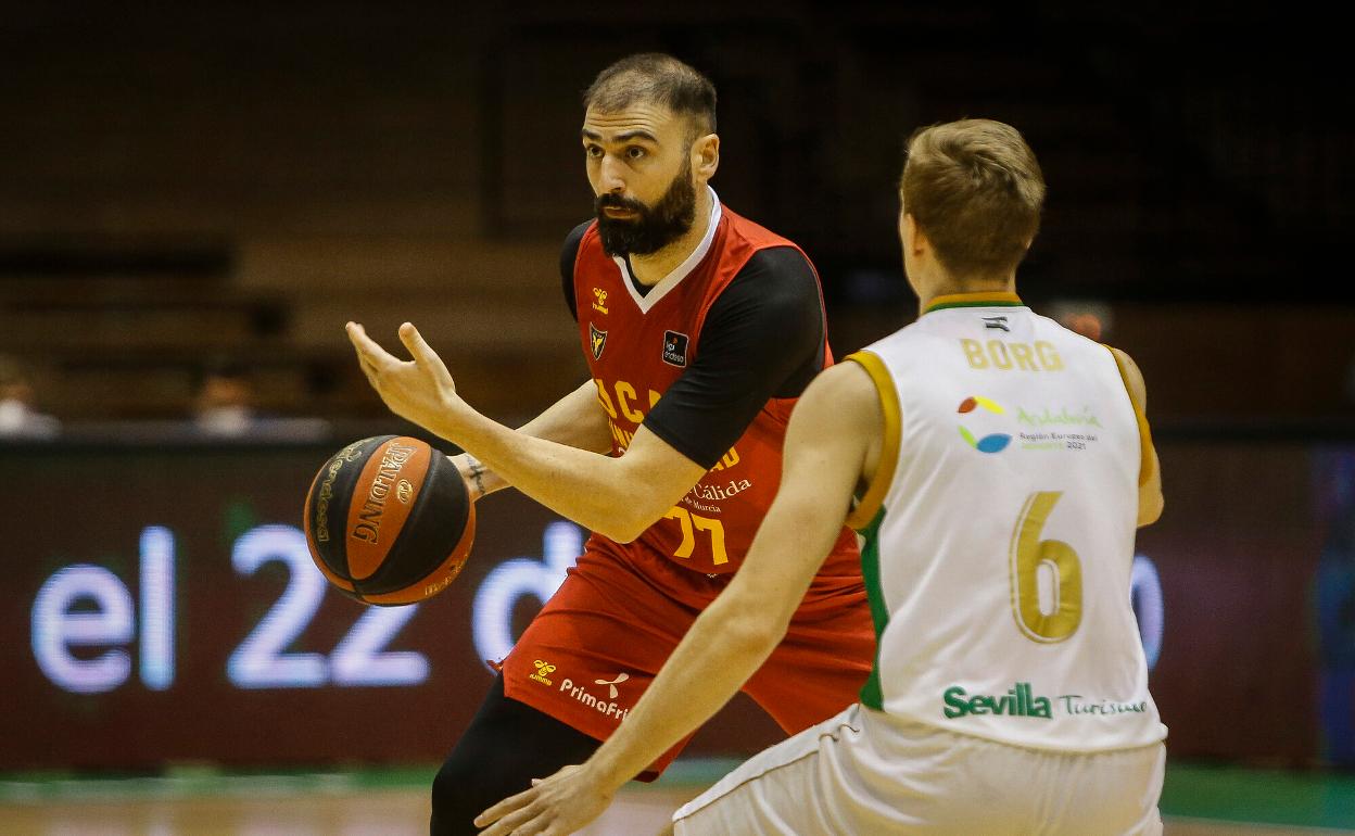 Vasileiadis, durante el partido ante el Betis jugado con el Murcia. 