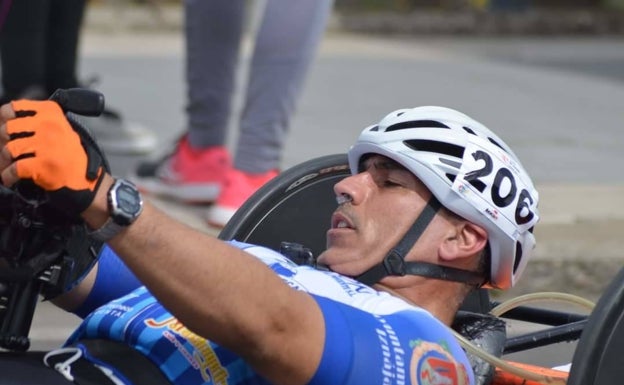 Alfonso Ruiz, con una 'handbike' . 