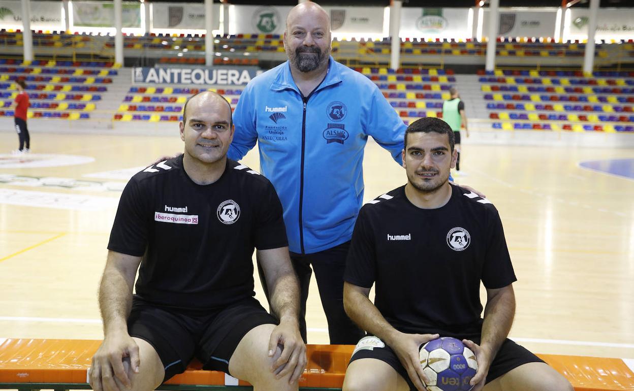 Rafa Baena, Lorenzo Ruiz y Nacho Soto posan para SUR el jueves en el Fernando Argüelles. 