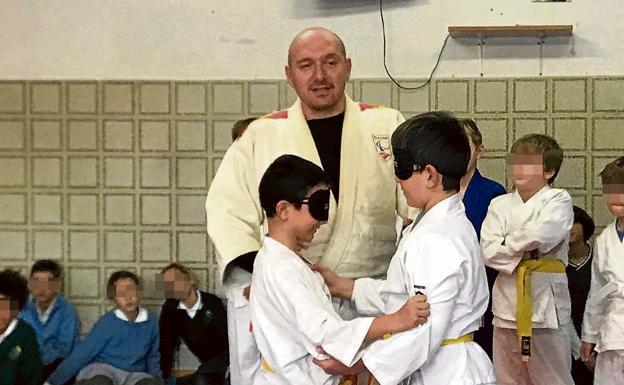 Salvador González, en una clase práctica con escolares malagueños sobre su disciplina. 