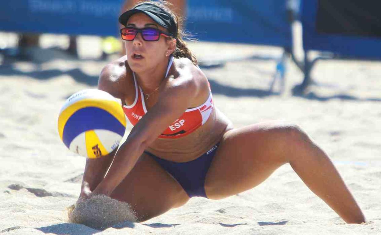 Ángela Lobato se emplea a fondo para salvar un punto. 