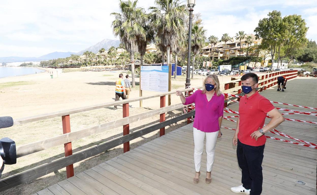 La alcaldesa y el edil de Obras visitando la nueva pasarela peatonal. 