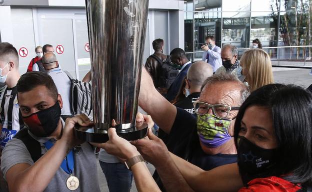 Suso Gallardo, Manolo Rincón y Pepa Moreno, ayer con el pesado trofeo de la EHF Cup. 