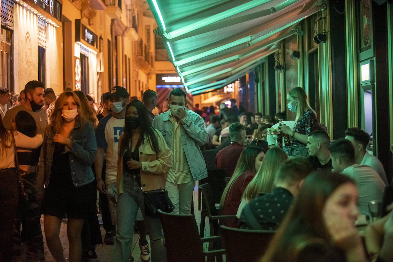 Los locales de ocio nocturnos de la capital abrieron sus puertas con las pistas distribuidas en mesas para garantizar la distancia de seguridad y evitar bailes. 