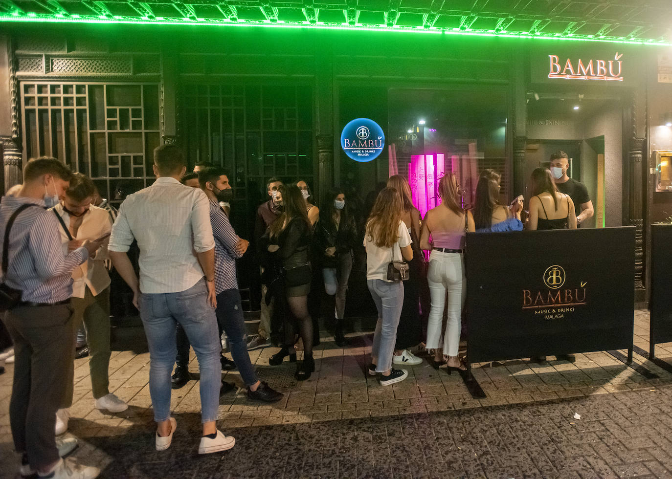 Los locales de ocio nocturnos de la capital abrieron sus puertas con las pistas distribuidas en mesas para garantizar la distancia de seguridad y evitar bailes. 