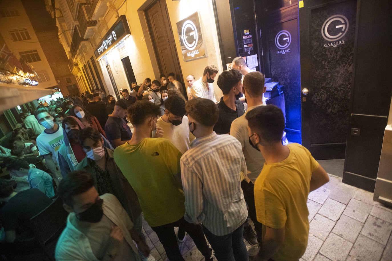 Los locales de ocio nocturnos de la capital abrieron sus puertas con las pistas distribuidas en mesas para garantizar la distancia de seguridad y evitar bailes. 