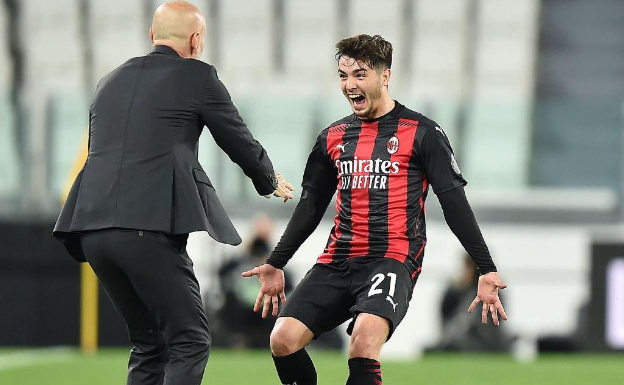 El jugador del Milan, Brahim, celebra su gol ante la Juventus con su entrenador, Stefano Pioli.