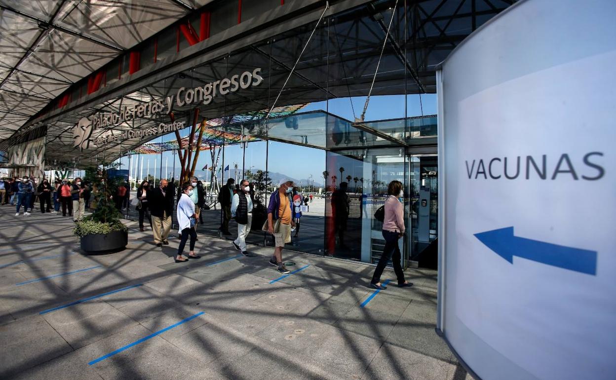 Vacunas COVID-19: Andalucía empezará a vacunar este mes a todas las personas mayores de 50 años