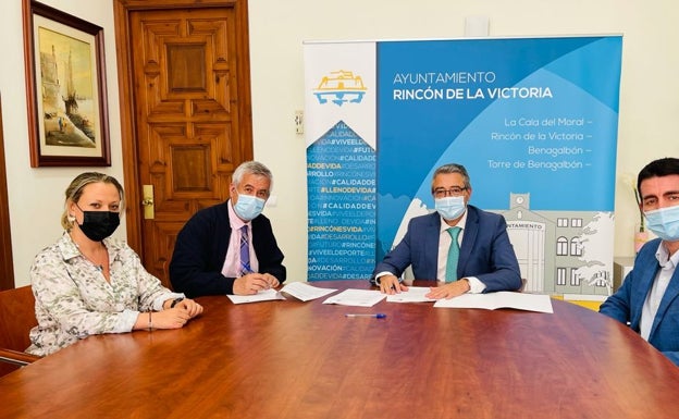 Acto de firma del acuerdo en el Ayuntamiento. 