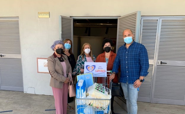 Acto de entrega de los alimentos en el colegio Los Jarales. 