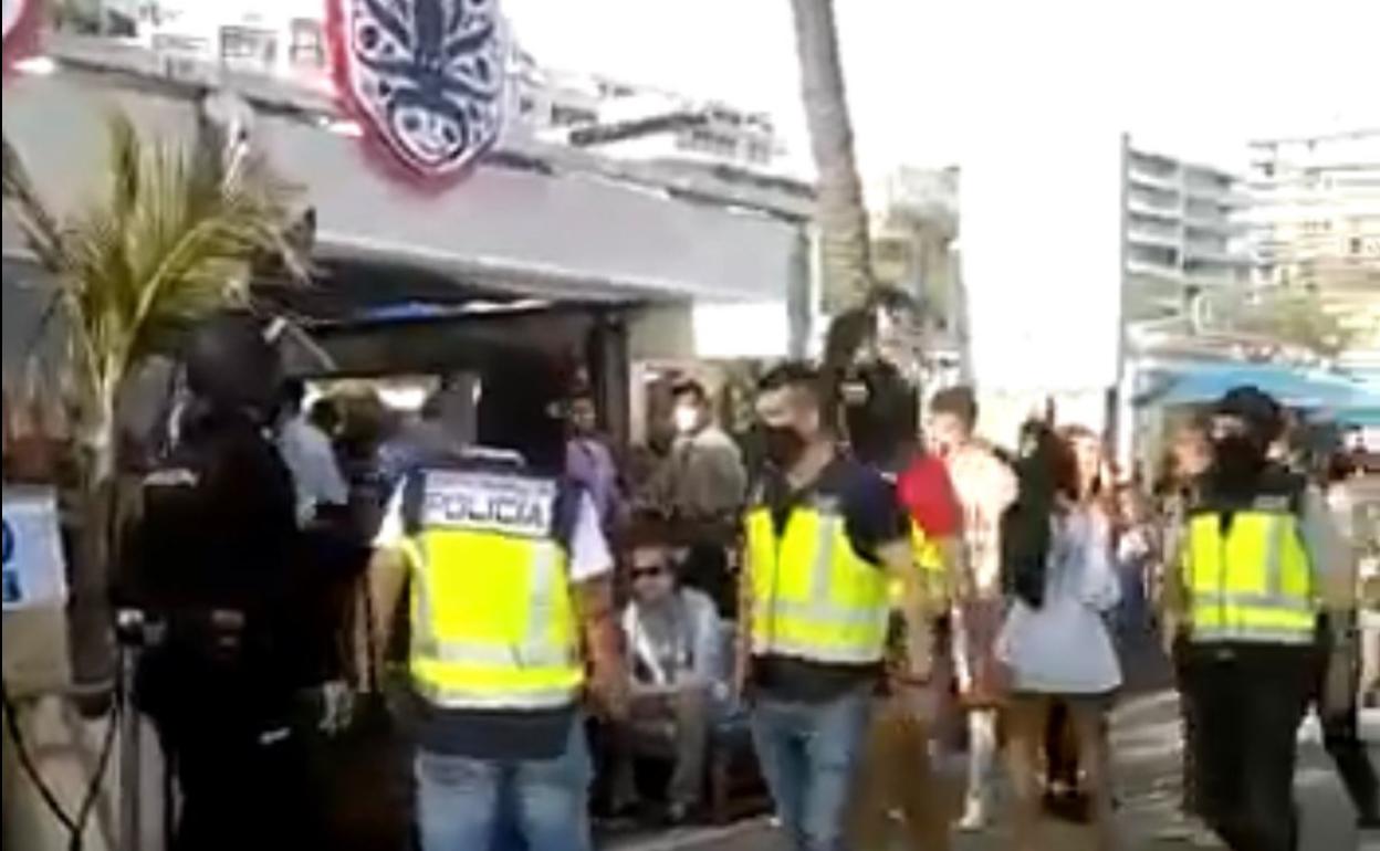 Redada policial a plena luz del día en el Puerto Deportivo de Marbella