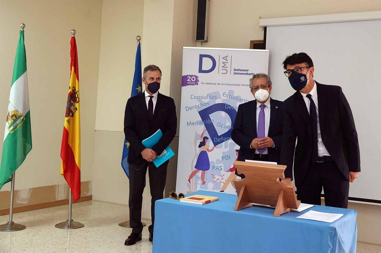Imagen de la toma de posesión del Defensor Universitario, Manuel Montalbán. 