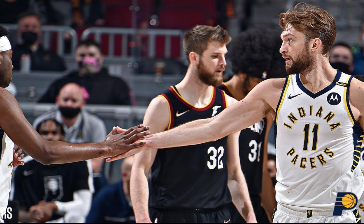 Domantas Sabonis saluda a un compañero durante el partido ante los Cavaliers. 