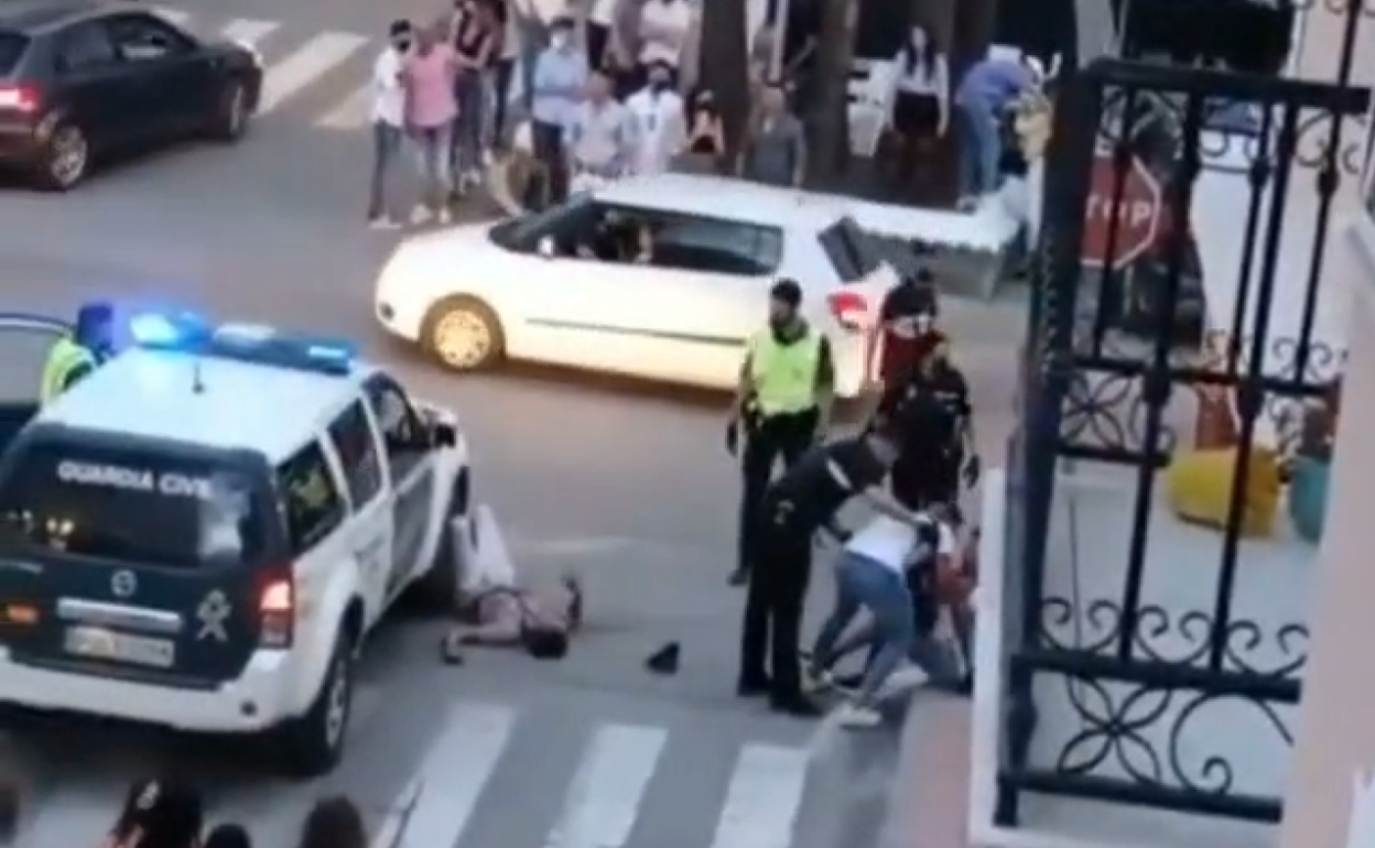 Momentos después de la primera pelea, el sábado, en el Centro de Alhaurín el Grande. 