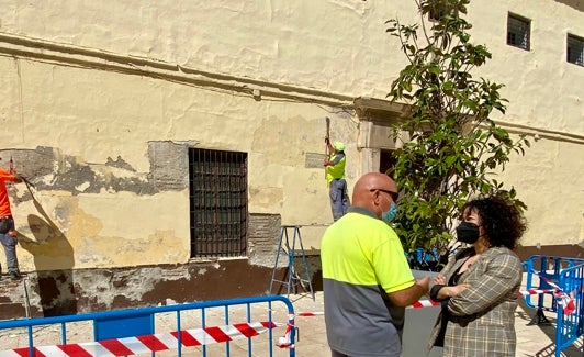 La edil de Cultura, Cynthia García, supervisando los trabajos. 