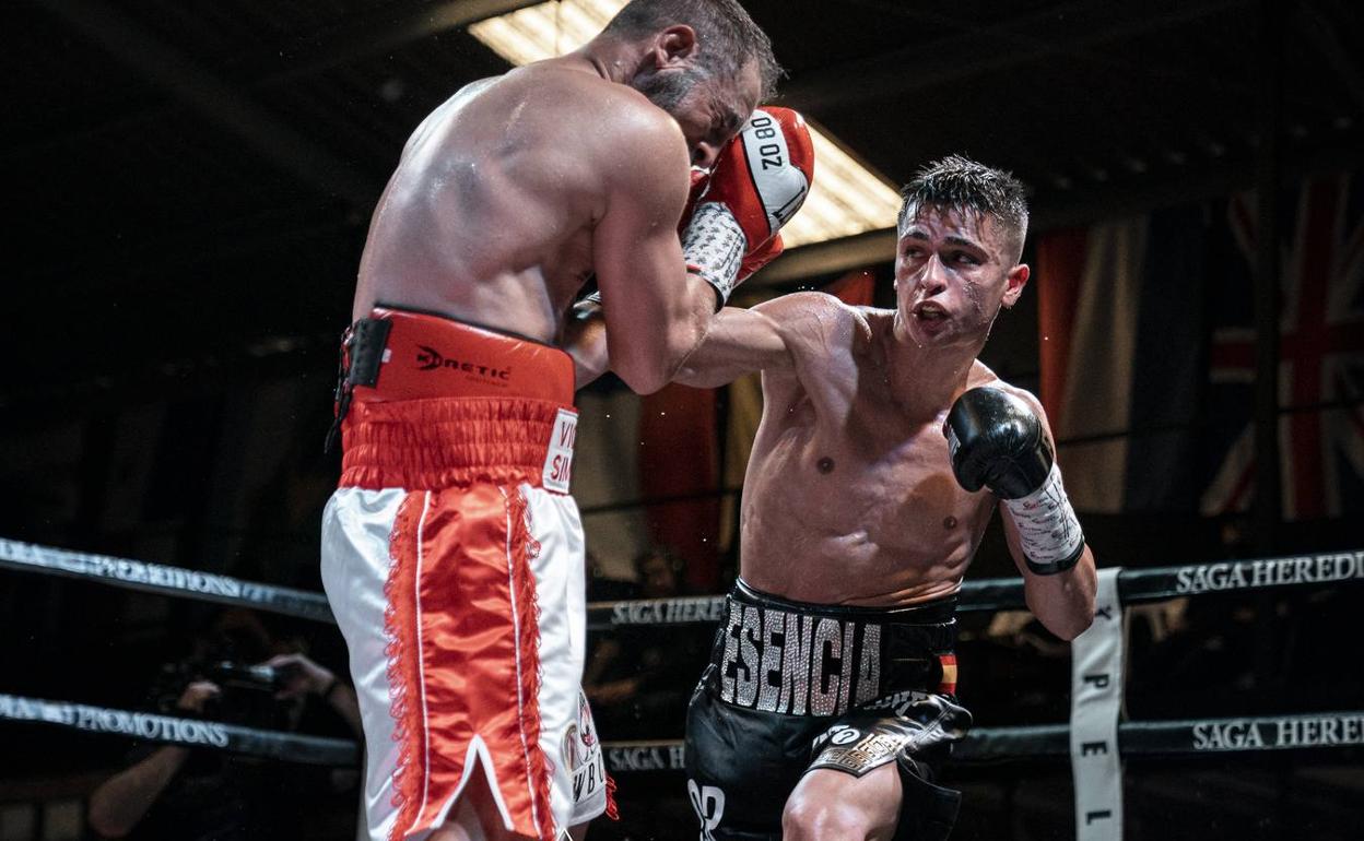 Samuel Molina lanza un derechazo al rostro de Viorel Simion. 