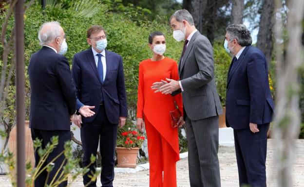 Los reyes Felipe y Letizia a su llegada a la casa del poeta Francisco Brines 